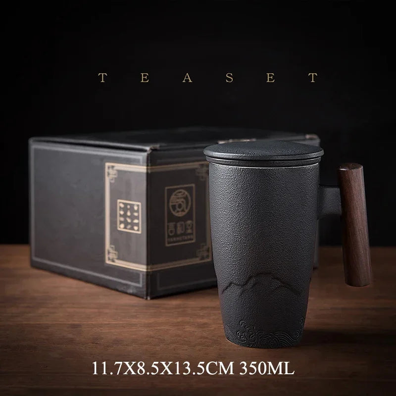 Grande tasse en céramique avec infuseur a thé, couvercle et manche en bois
