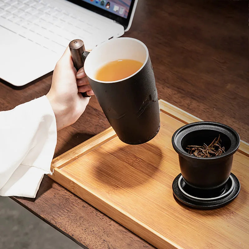 Grande tasse en céramique avec infuseur a thé, couvercle et manche en bois