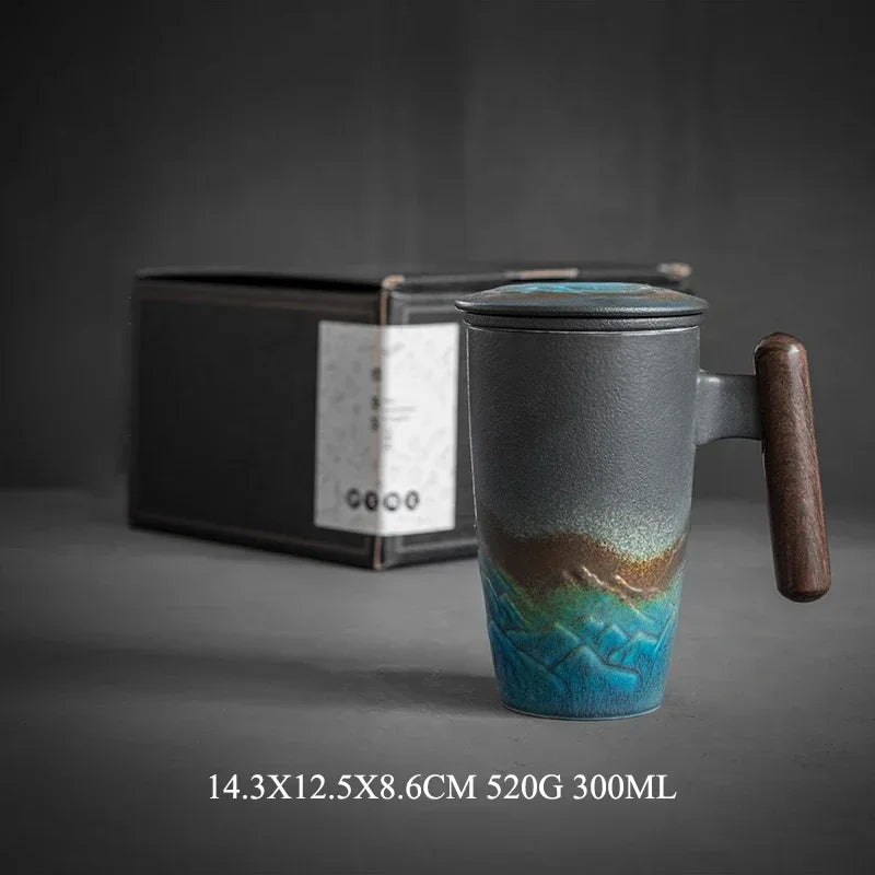 Grande tasse en céramique avec infuseur a thé, couvercle et manche en bois