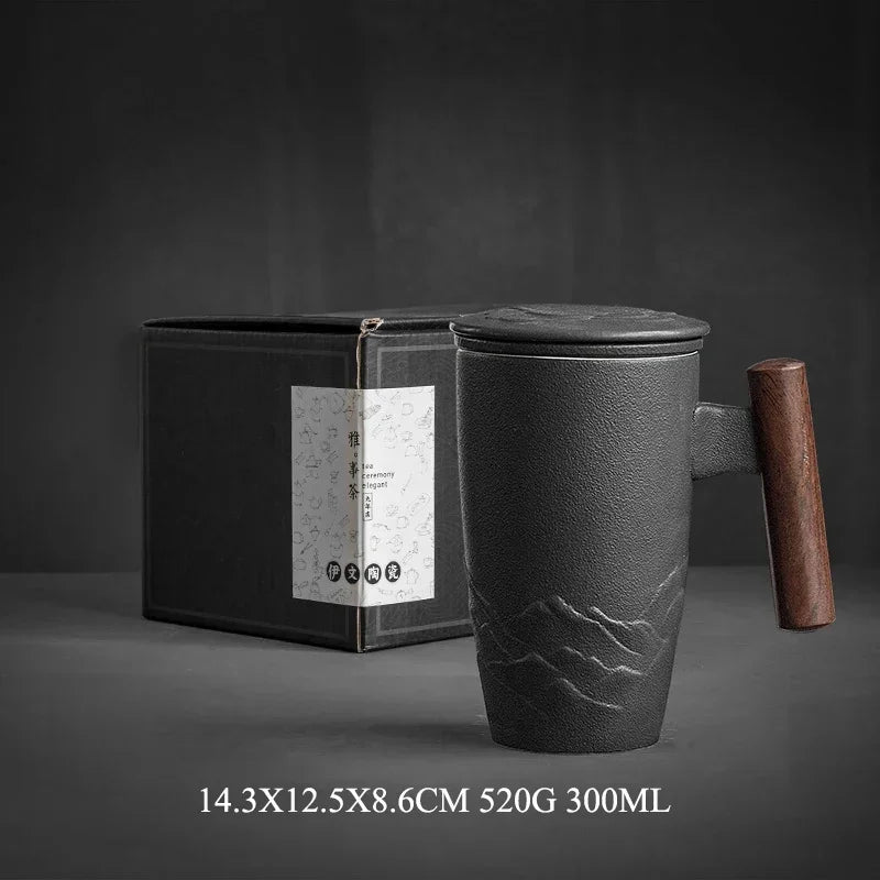 Grande tasse en céramique avec infuseur a thé, couvercle et manche en bois