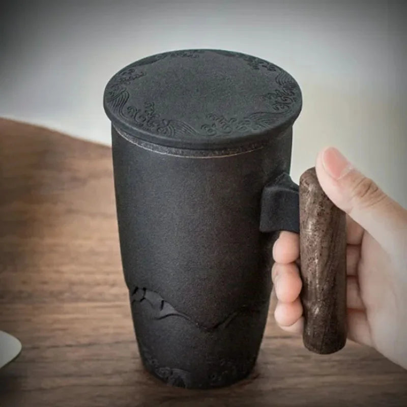 Grande tasse en céramique avec infuseur a thé, couvercle et manche en bois