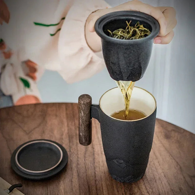 Grande tasse en céramique avec infuseur a thé, couvercle et manche en bois