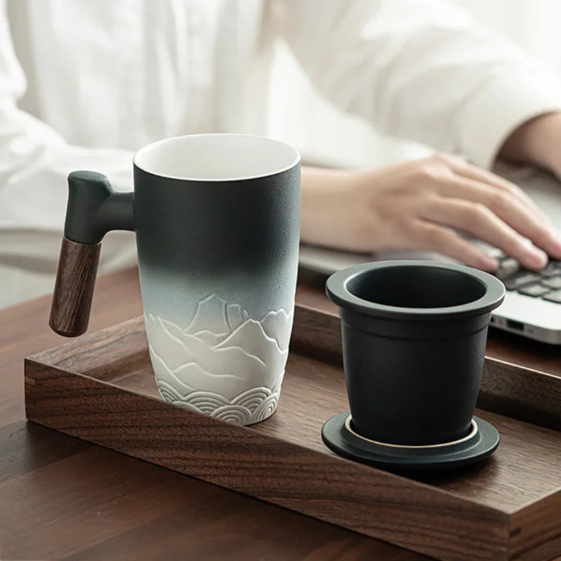 Grande tasse en céramique avec infuseur a thé, couvercle et manche en bois