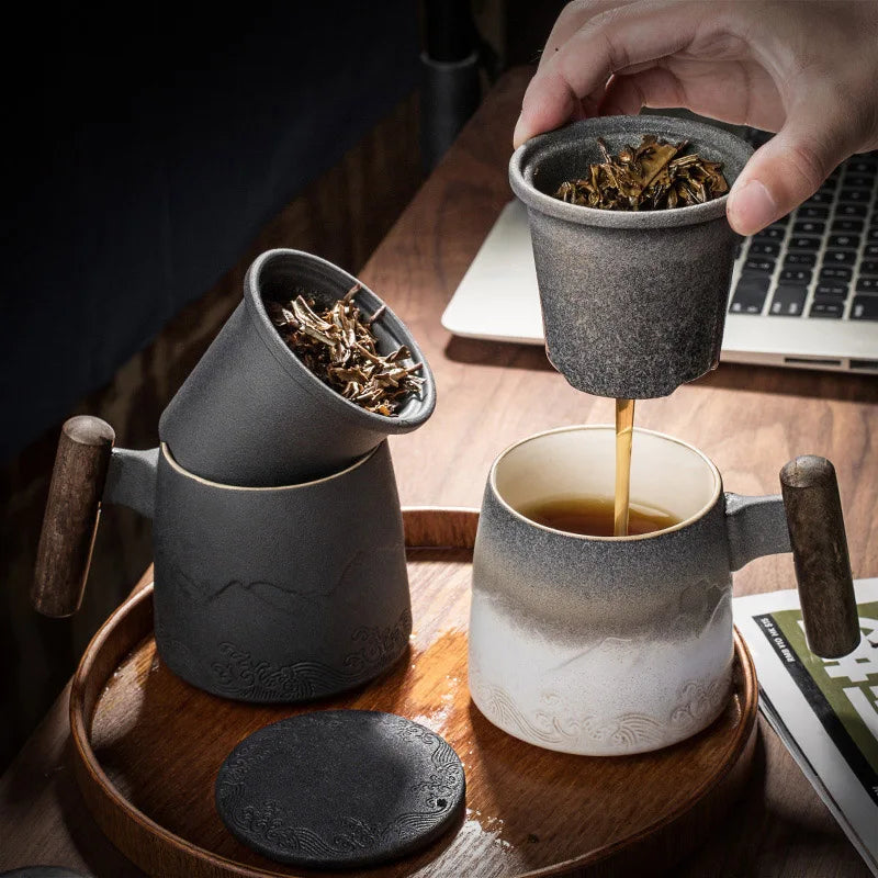 Grande tasse en céramique avec infuseur a thé, couvercle et manche en bois