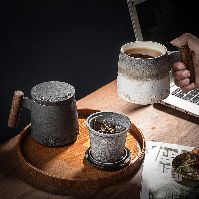 Grande tasse en céramique avec infuseur a thé, couvercle et manche en bois
