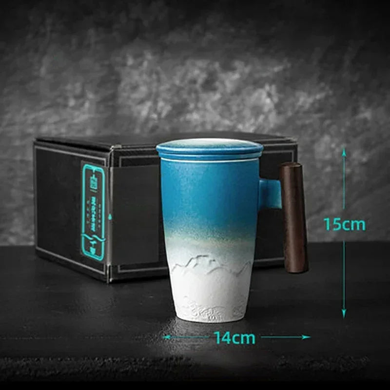 Grande tasse en céramique avec infuseur a thé, couvercle et manche en bois